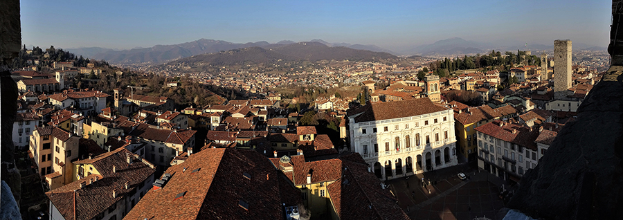 Panorama dalla Torre Civica a nord su Piazza Vacchia e verso Canto Alto e Prealpi